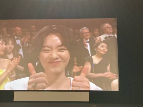 是枝監督、ソン・ガンホと手を握り合って鑑賞『ベイビー・ブローカー』に12分間のスタンディング・オベーション