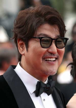 是枝監督、ソン・ガンホと手を握り合って鑑賞『ベイビー・ブローカー』に12分間のスタンディング・オベーション