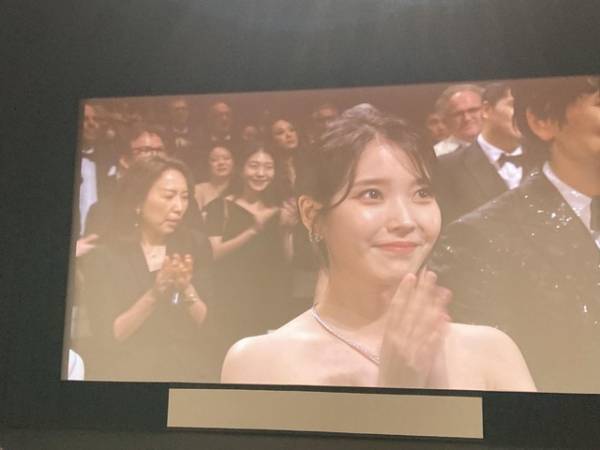 是枝監督、ソン・ガンホと手を握り合って鑑賞『ベイビー・ブローカー』に12分間のスタンディング・オベーション