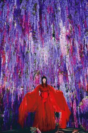 同じ服は着ない“侑子”の絢爛豪華な衣装に注目『xxxHOLiC』写真集カット