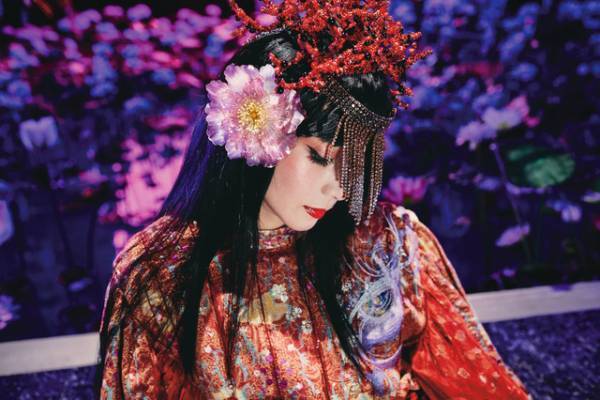 同じ服は着ない“侑子”の絢爛豪華な衣装に注目『xxxHOLiC』写真集カット