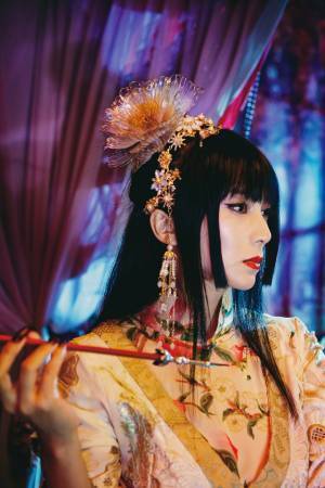 同じ服は着ない“侑子”の絢爛豪華な衣装に注目『xxxHOLiC』写真集カット