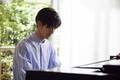 中島裕翔がピアノ初挑戦、吉川愛“生徒”との純愛始まる…「純愛ディソナンス」シーン写真