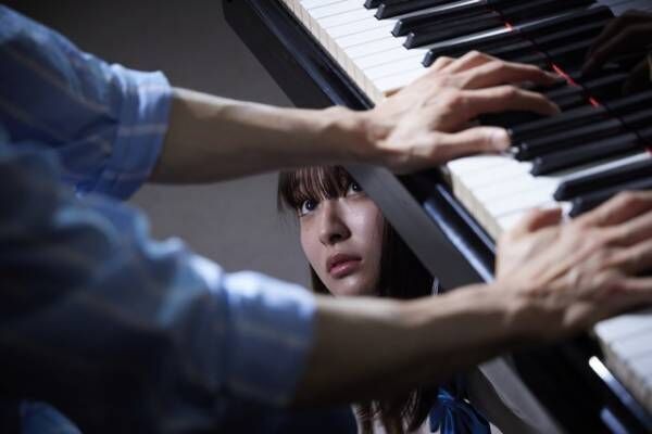 中島裕翔がピアノ初挑戦、吉川愛“生徒”との純愛始まる…「純愛ディソナンス」シーン写真