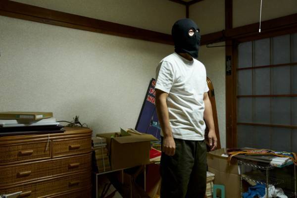 ムロツヨシ“田母神”、暴露系YouTuberに豹変！『神は見返りを求める』本編映像