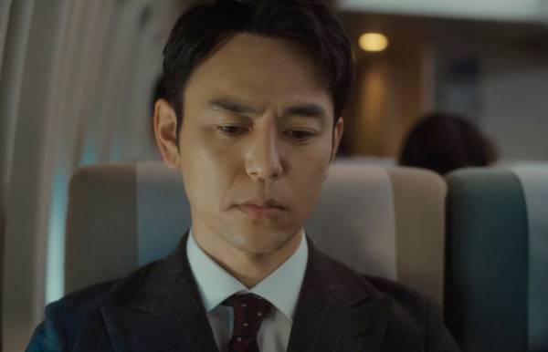 妻夫木聡の複雑な表情捉える『ある男』謎が謎を呼ぶ場面写真