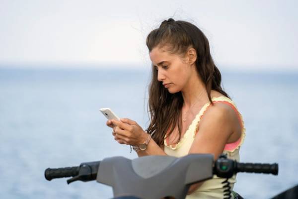 絶体絶命の海上漂流中に訪れた恋人たちの修羅場…『海上48hours』本編映像