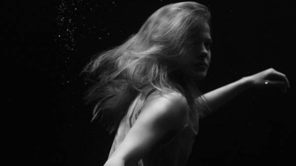 モノクロで描かれるエストニアのダーク・ラブストーリー『ノベンバー』10月公開決定