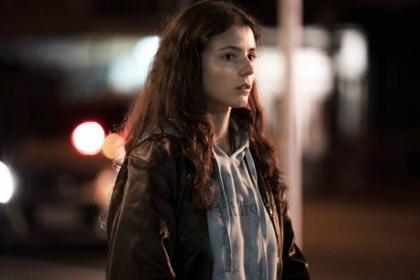 トーマシン・マッケンジー出演のロードムービー『ドライビング・バニー』9月公開決定