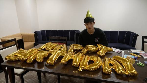 岩本照、誕生日会の飾りつけを担当『モエカレはオレンジ色』撮影中のビハインド映像公開