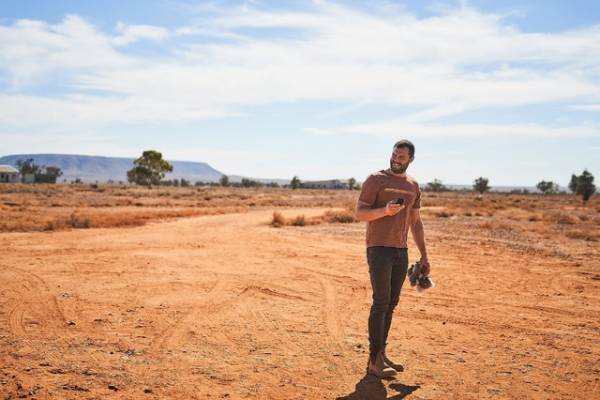 ジェイミー・ドーナン主演「ザ・ツーリスト」記憶のカギはコアラのぬいぐるみ!?