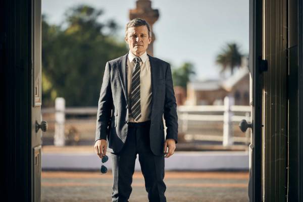 ジェイミー・ドーナン主演「ザ・ツーリスト」記憶のカギはコアラのぬいぐるみ!?