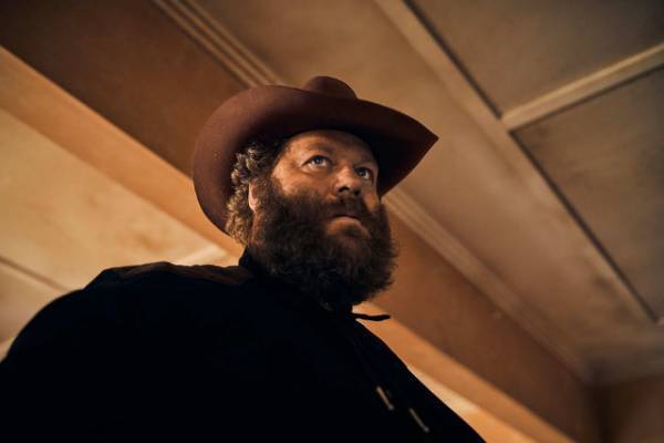 ジェイミー・ドーナン主演「ザ・ツーリスト」記憶のカギはコアラのぬいぐるみ!?