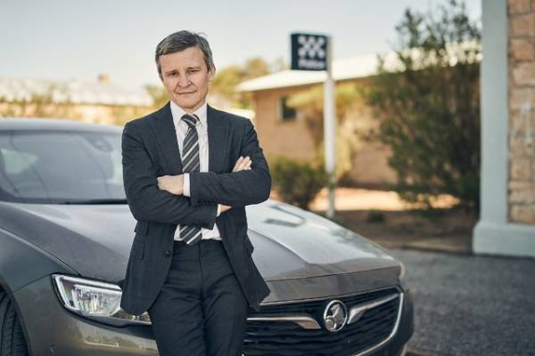 ジェイミー・ドーナン主演「ザ・ツーリスト」記憶のカギはコアラのぬいぐるみ!?