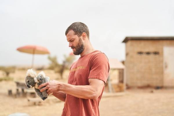 ジェイミー・ドーナン主演「ザ・ツーリスト」記憶のカギはコアラのぬいぐるみ!?