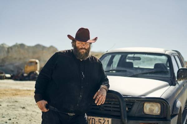 ジェイミー・ドーナン主演「ザ・ツーリスト」記憶のカギはコアラのぬいぐるみ!?