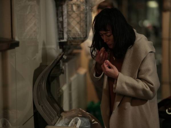 実際の事件を基にコロナ禍での社会的孤立を描く…板谷由夏主演『夜明けまでバス停で』特報