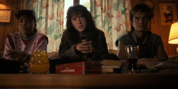 「ストレンジャー・シングス」エディ役俳優がメタリカと対面！ギター演奏を披露