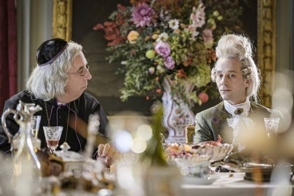 「世界は変えられる」失意の料理人が世界初のレストランを開く『デリシュ！』日本版予告