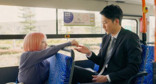 橋本環奈、杉野遥亮のスマートな対応に笑顔『バイオレンスアクション』胸キュン本編映像