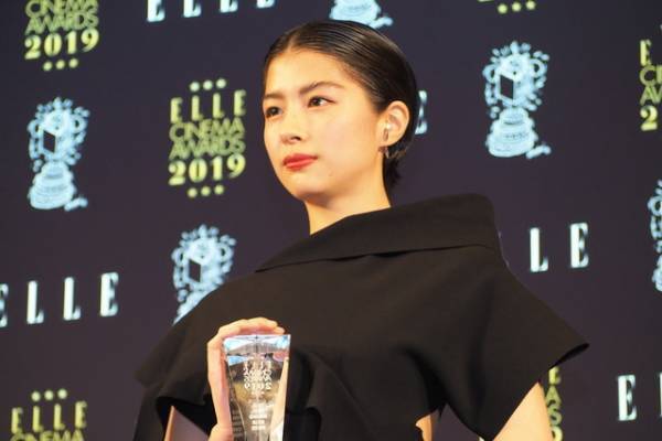 「初恋の悪魔」で新人刑事を熱演！話題作が続く佐久間由衣の魅力に迫る