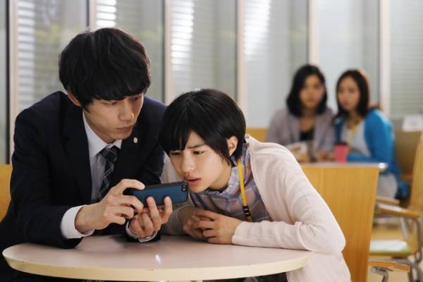 「初恋の悪魔」で新人刑事を熱演！話題作が続く佐久間由衣の魅力に迫る