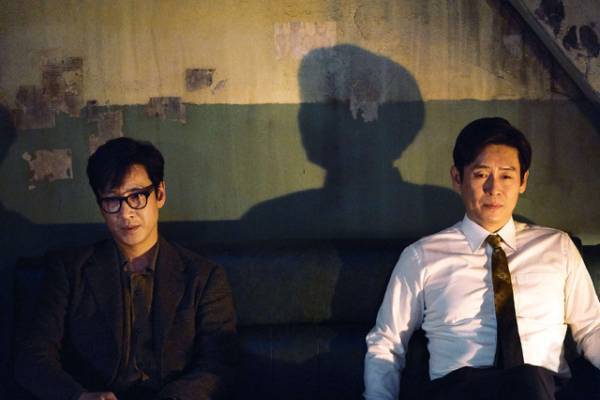 イ・ソンギュン「賢すぎるのも違法？」KCIAのスカウトを一蹴する選挙参謀役『キングメーカー』