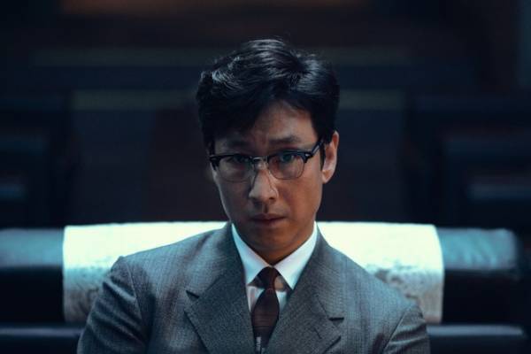 イ・ソンギュン「賢すぎるのも違法？」KCIAのスカウトを一蹴する選挙参謀役『キングメーカー』