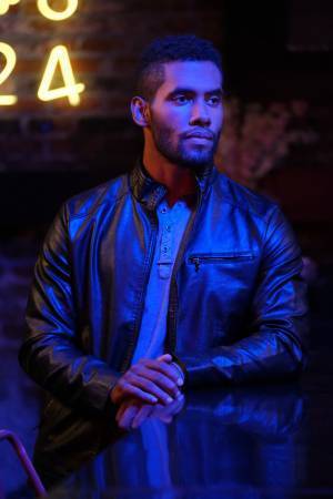 魅力的な隣人の意味深な微笑み…『アンユージュアル・ネイバー』本編映像