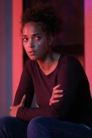 魅力的な隣人の意味深な微笑み…『アンユージュアル・ネイバー』本編映像