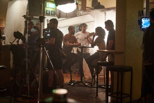 ジェイミー・ドーナン、80年代ヒット曲の熱唱も！「ザ・ツーリスト」撮影の裏側