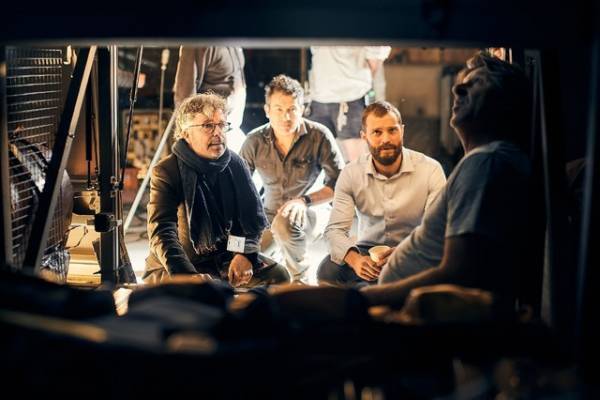 ジェイミー・ドーナン、80年代ヒット曲の熱唱も！「ザ・ツーリスト」撮影の裏側