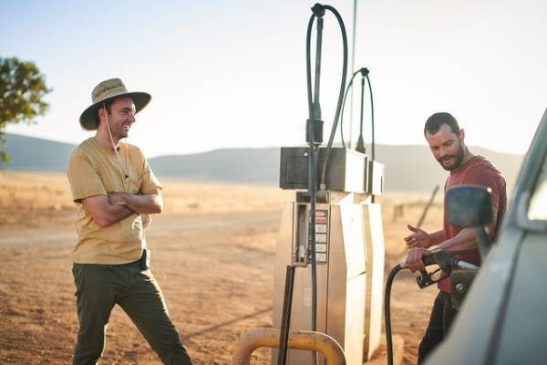 ジェイミー・ドーナン、80年代ヒット曲の熱唱も！「ザ・ツーリスト」撮影の裏側