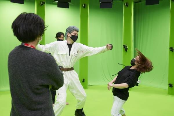 橋本環奈＆城田優、新技術用いたアクションに注目『バイオレンスアクション』メイキング