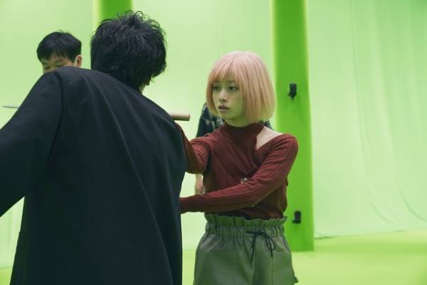 橋本環奈＆城田優、新技術用いたアクションに注目『バイオレンスアクション』メイキング