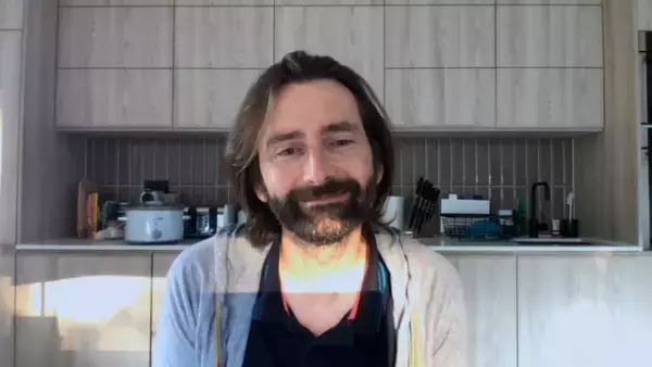 デヴィッド・テナント＆マイケル・シーンの仲良しぶりに注目「ステージド」舞台“裏”の特別編が上陸