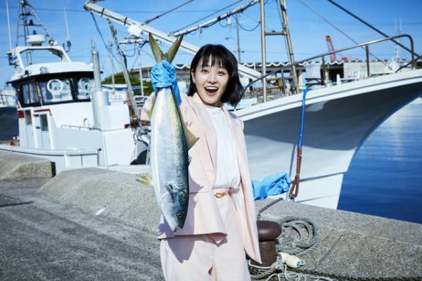 堤真一が漁師に！奈緒と浜の立て直しに挑む「ファーストペンギン！」
