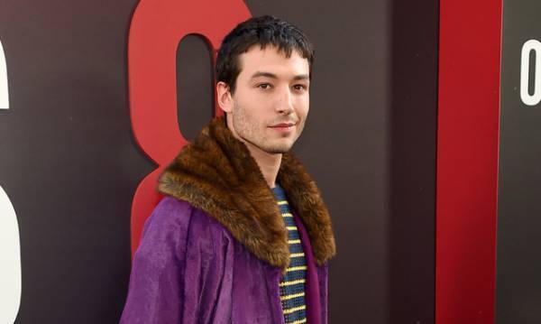 エズラ・ミラー、一連の騒動を謝罪「複雑なメンタルへルスの問題」を解決すべく治療開始