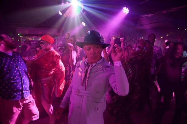 懐かしのあの街へ…ピンクの帽子を纏い輝くウド・キアーの本編映像『スワンソング』