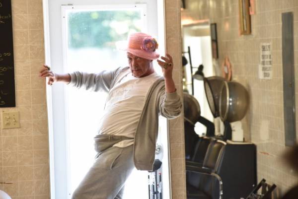 懐かしのあの街へ…ピンクの帽子を纏い輝くウド・キアーの本編映像『スワンソング』