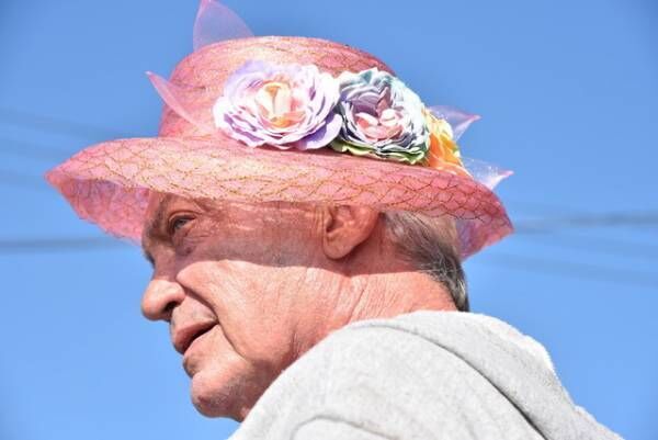 懐かしのあの街へ…ピンクの帽子を纏い輝くウド・キアーの本編映像『スワンソング』