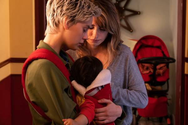 2人のシングルマザーを待ち受ける運命とは…ペネロペ・クルス主演『パラレル・マザーズ』予告編