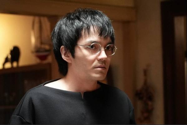 「初恋の悪魔」第6話、松岡茉優演じる“ヘビ女星砂”の過去が明らかに「ヘビ女にも人生がある」など声続出