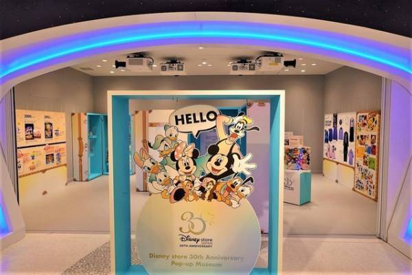 【ディズニー】懐かしのアイテム展示や限定グッズ販売も！30年間の感謝を込めたディズニーストアの特別展がスタート