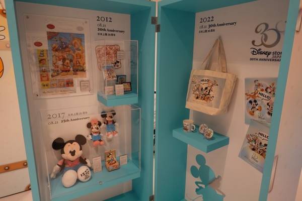 【ディズニー】懐かしのアイテム展示や限定グッズ販売も！30年間の感謝を込めたディズニーストアの特別展がスタート