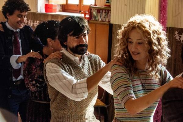 ジェンガで家族がひとつに『靴ひものロンド』本編映像