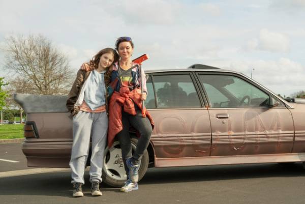 シングルマザーと姪っ子のワケあり逃避行！トーマシン・マッケンジー出演『ドライビング・バニー』予告