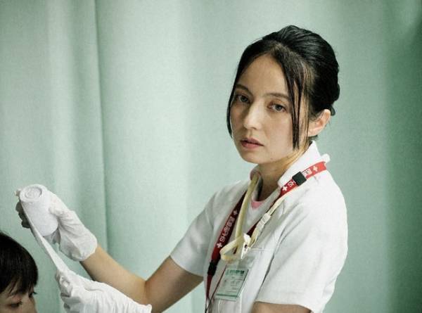 「赤いナースコール」7話、佐藤勝利“翔太朗”と福本莉子“アリサ”の寸止めキス”に「ゆっくりな時のキスシーンってだいたい誰か邪魔が入る」の声