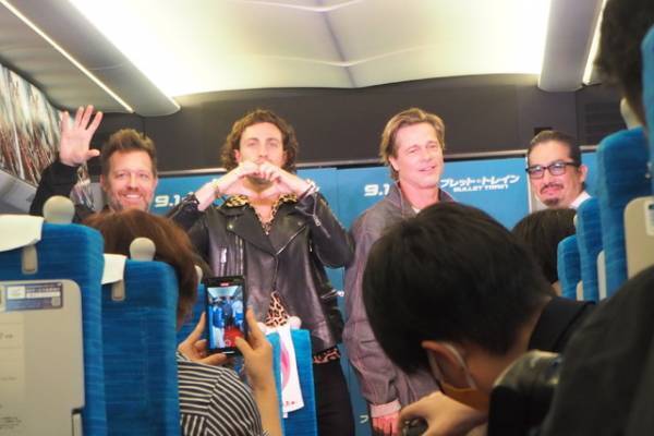 ブラッド・ピット、初の新幹線レッドカーペットに大興奮「すごく快適！」