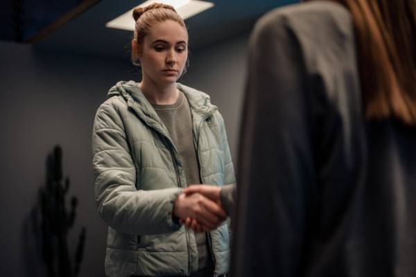 同じ顔の2人、生き残れるのは1人だけ…カレン・ギラン主演『デュアル』特報